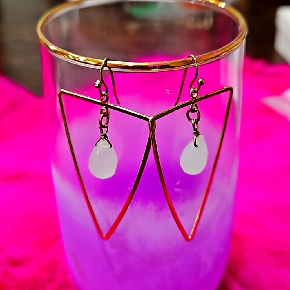 GOLD  MODERN TRIANGLE WHITE FACETED CRYSTAL STONE IN CENTER‎ PIERCED EARRINGS